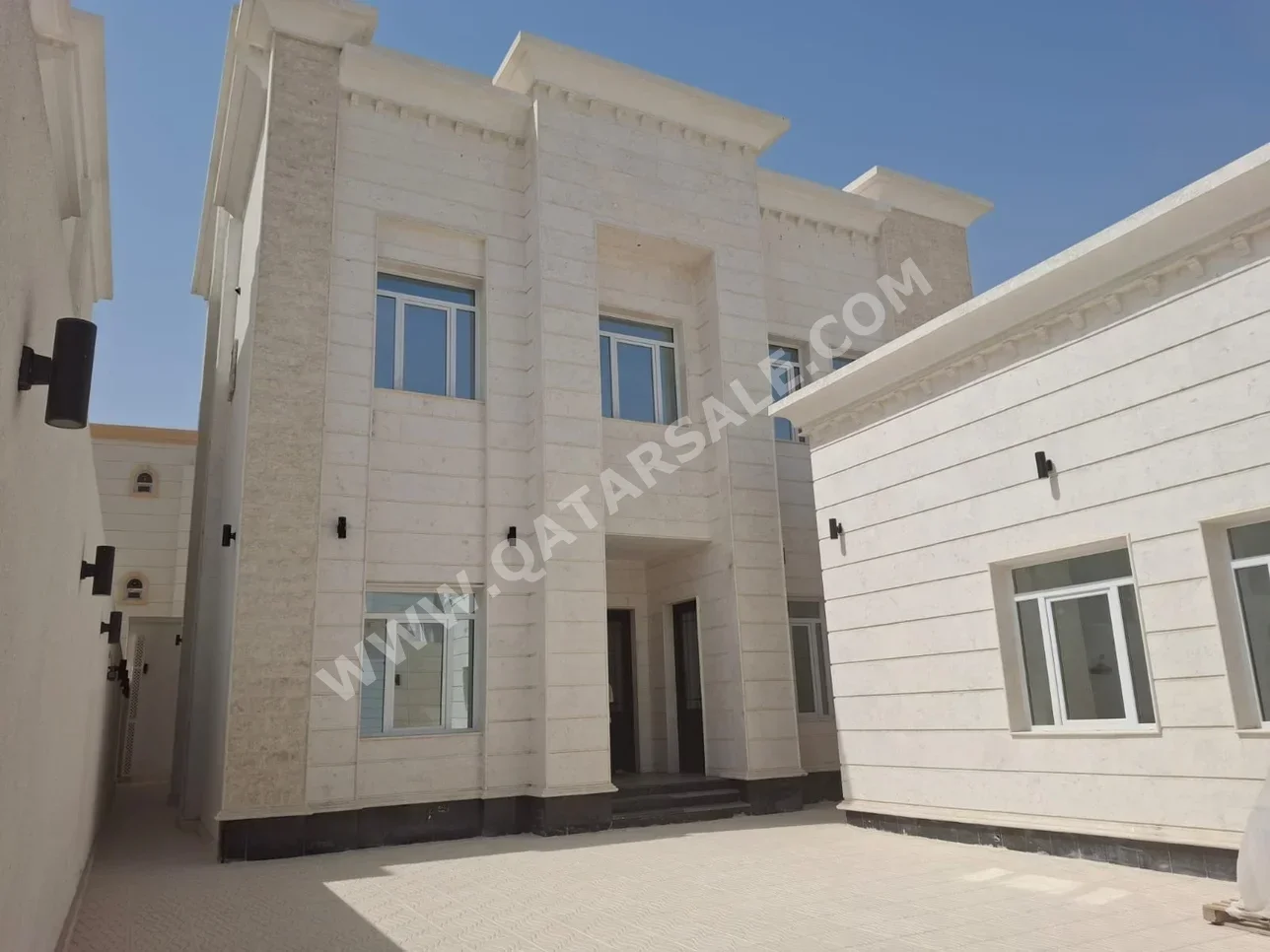 Family Residential  - Not Furnished  - Al Rayyan  - Izghawa  - 5 Bedrooms