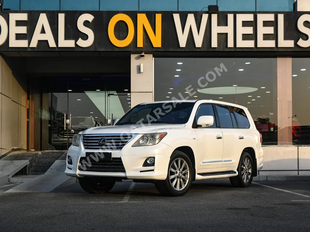 Lexus  LX  570  2011  Automatic  390,000 Km  8 Cylinder  Four Wheel Drive (4WD)  SUV  White