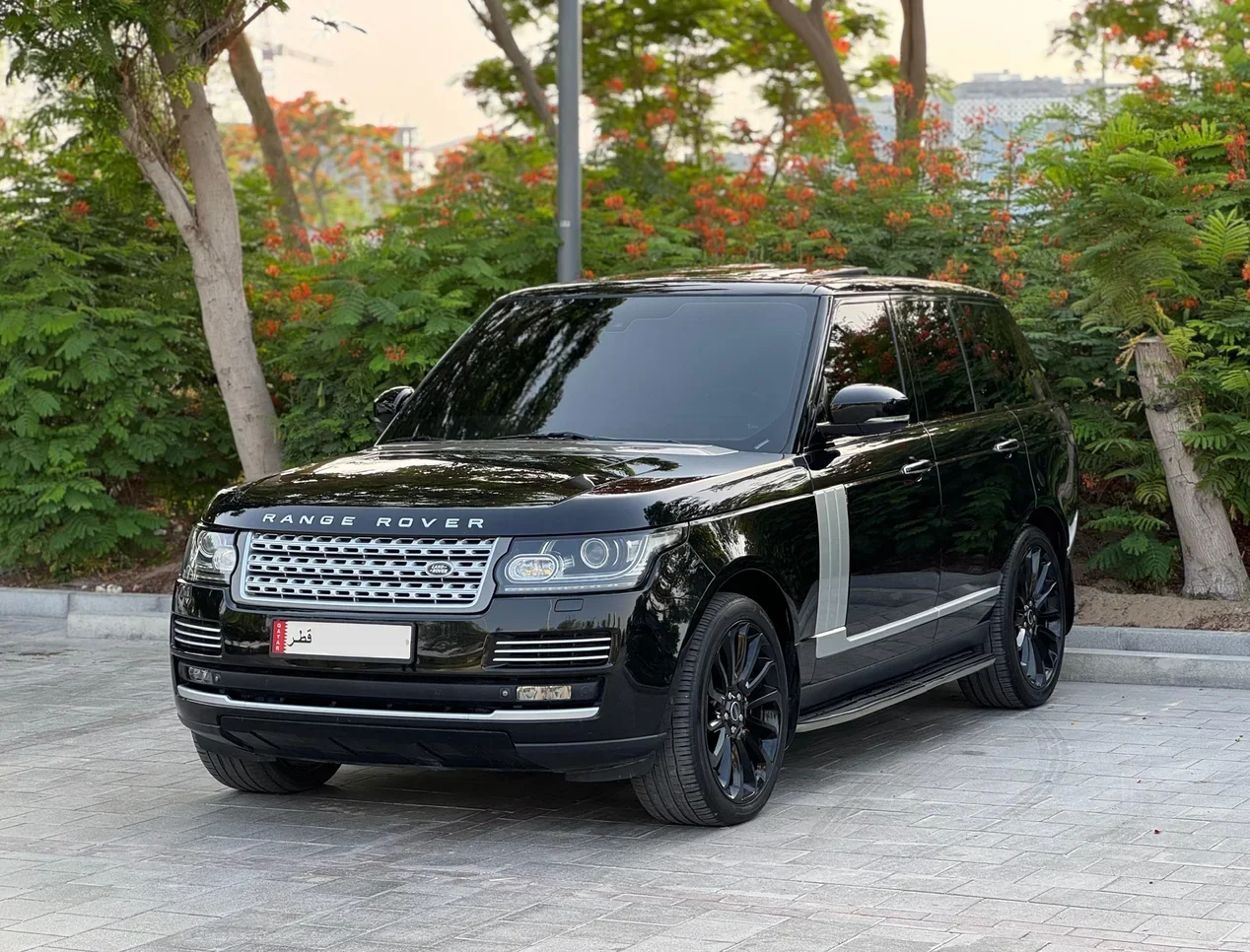 Land Rover  Range Rover  Vogue SE Super charged  2014  Automatic  137,900 Km  8 Cylinder  Four Wheel Drive (4WD)  SUV  Black  With Warranty