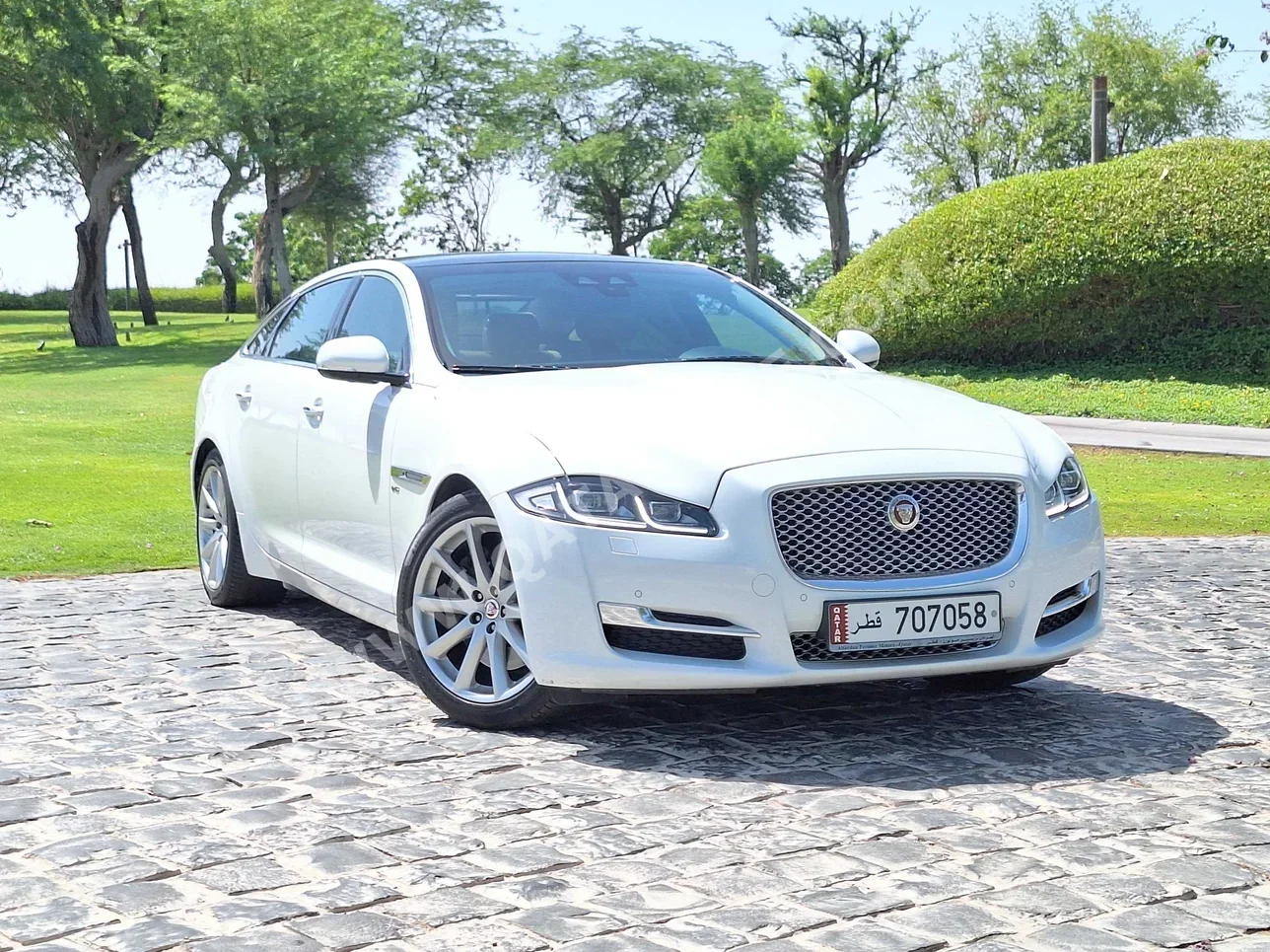 Jaguar  XJL  premium luxury  2018  Automatic  143,000 Km  6 Cylinder  Rear Wheel Drive (RWD)  Sedan  White