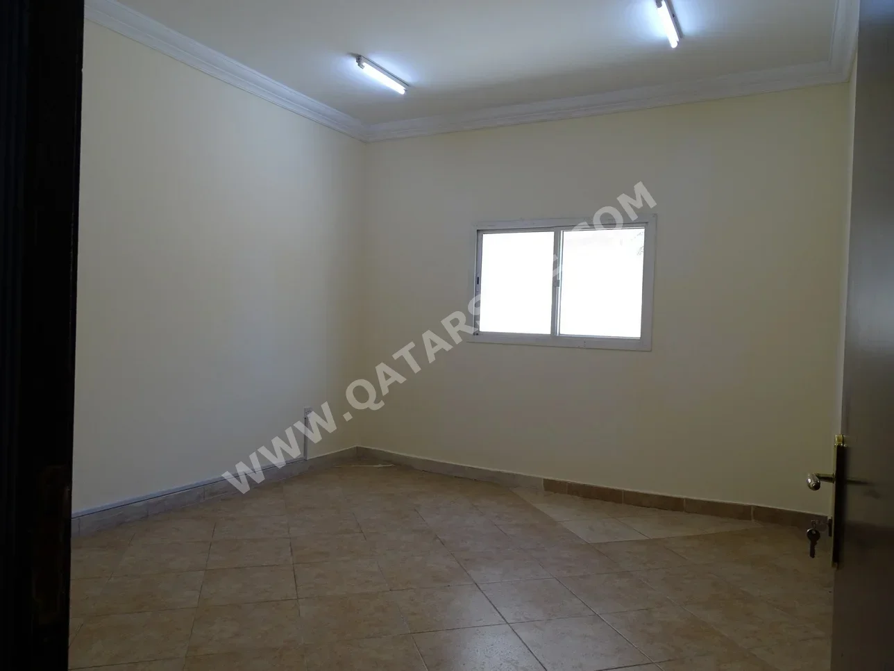4 Bedrooms  Apartment  in Doha -  Fereej Bin Omran  Not Furnished