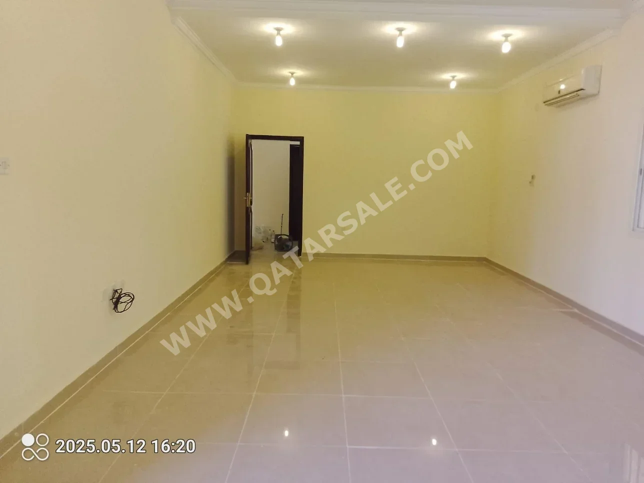 Family Residential  - Not Furnished  - Umm Salal  - Izghawa  - 5 Bedrooms