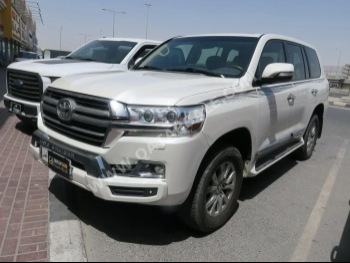 Toyota  Land Cruiser  GXR  2016  Automatic  240,000 Km  8 Cylinder  Four Wheel Drive (4WD)  SUV  White