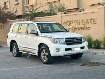 Toyota  Land Cruiser  GXR  2015  Automatic  200,000 Km  8 Cylinder  Four Wheel Drive (4WD)  SUV  White