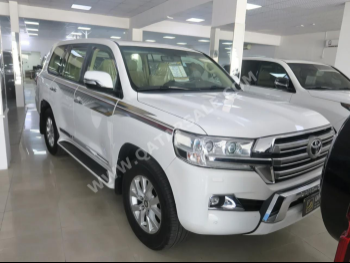Toyota  Land Cruiser  GXR  2016  Automatic  239,000 Km  8 Cylinder  Four Wheel Drive (4WD)  SUV  White