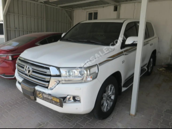 Toyota  Land Cruiser  VXR  2016  Automatic  330,000 Km  8 Cylinder  Four Wheel Drive (4WD)  SUV  White