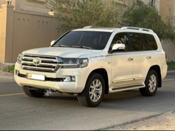 Toyota  Land Cruiser  VXR  2017  Automatic  281,000 Km  8 Cylinder  Four Wheel Drive (4WD)  SUV  White