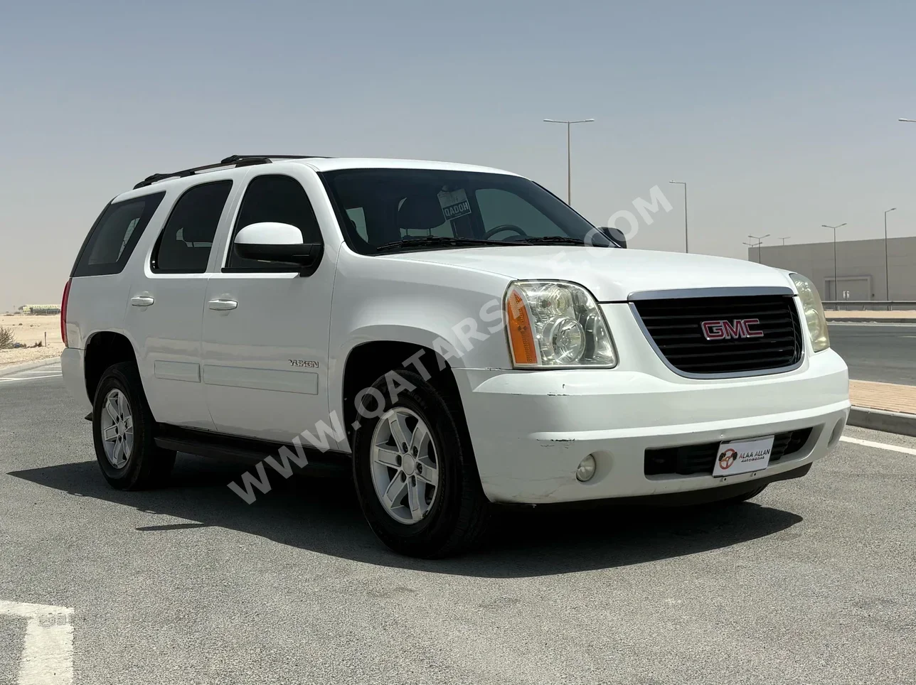 GMC  Yukon  2010  Automatic  300,000 Km  8 Cylinder  Four Wheel Drive (4WD)  Pick Up  White