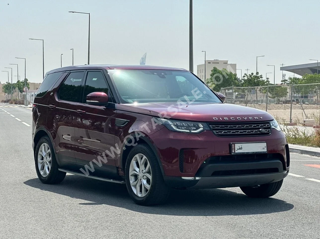 Land Rover  Discovery  2017  Automatic  148,000 Km  6 Cylinder  All Wheel Drive (AWD)  SUV  Red
