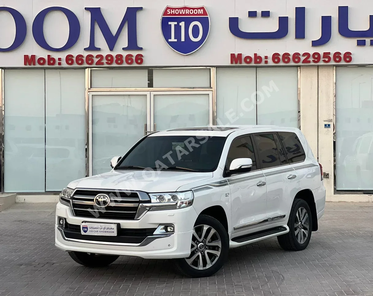 Toyota  Land Cruiser  VXR  2019  Automatic  178,000 Km  8 Cylinder  Four Wheel Drive (4WD)  SUV  White