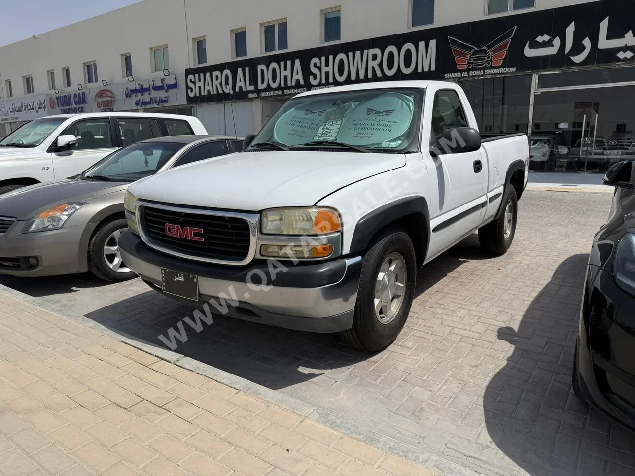 GMC  Sierra  2004  Automatic  370,000 Km  8 Cylinder  Four Wheel Drive (4WD)  Pick Up  White