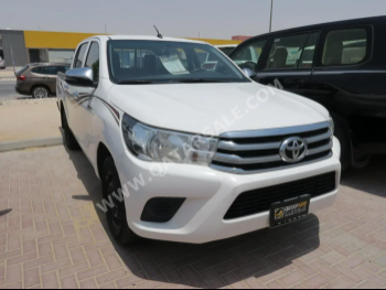 Toyota  Hilux  2019  Manual  186,000 Km  4 Cylinder  Front Wheel Drive (FWD)  Pick Up  White