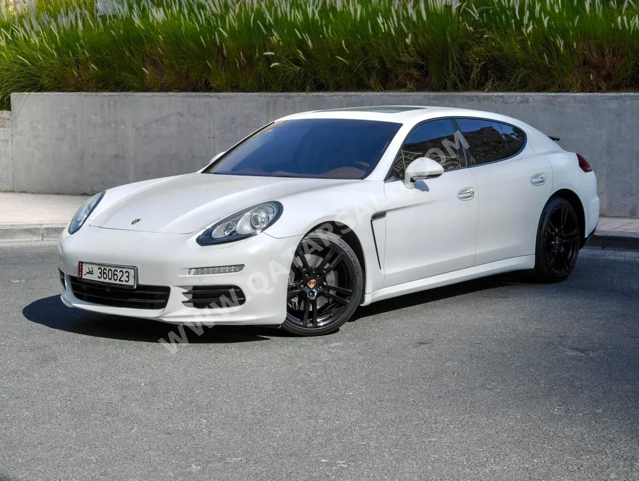 Porsche  Panamera  4  2014  Automatic  38,000 Km  8 Cylinder  Rear Wheel Drive (RWD)  Sedan  White