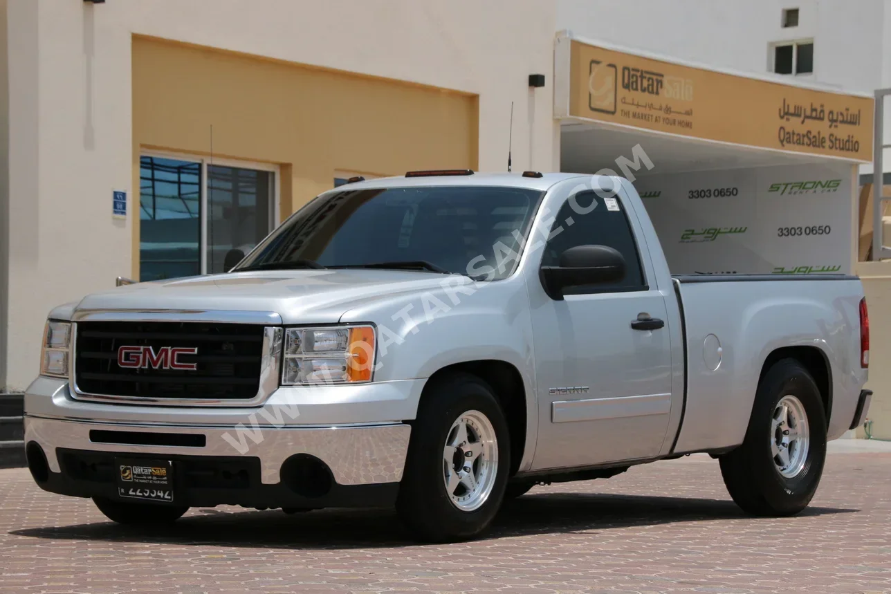 GMC  Sierra  1500  2012  Automatic  370,000 Km  8 Cylinder  Four Wheel Drive (4WD)  Pick Up  Silver