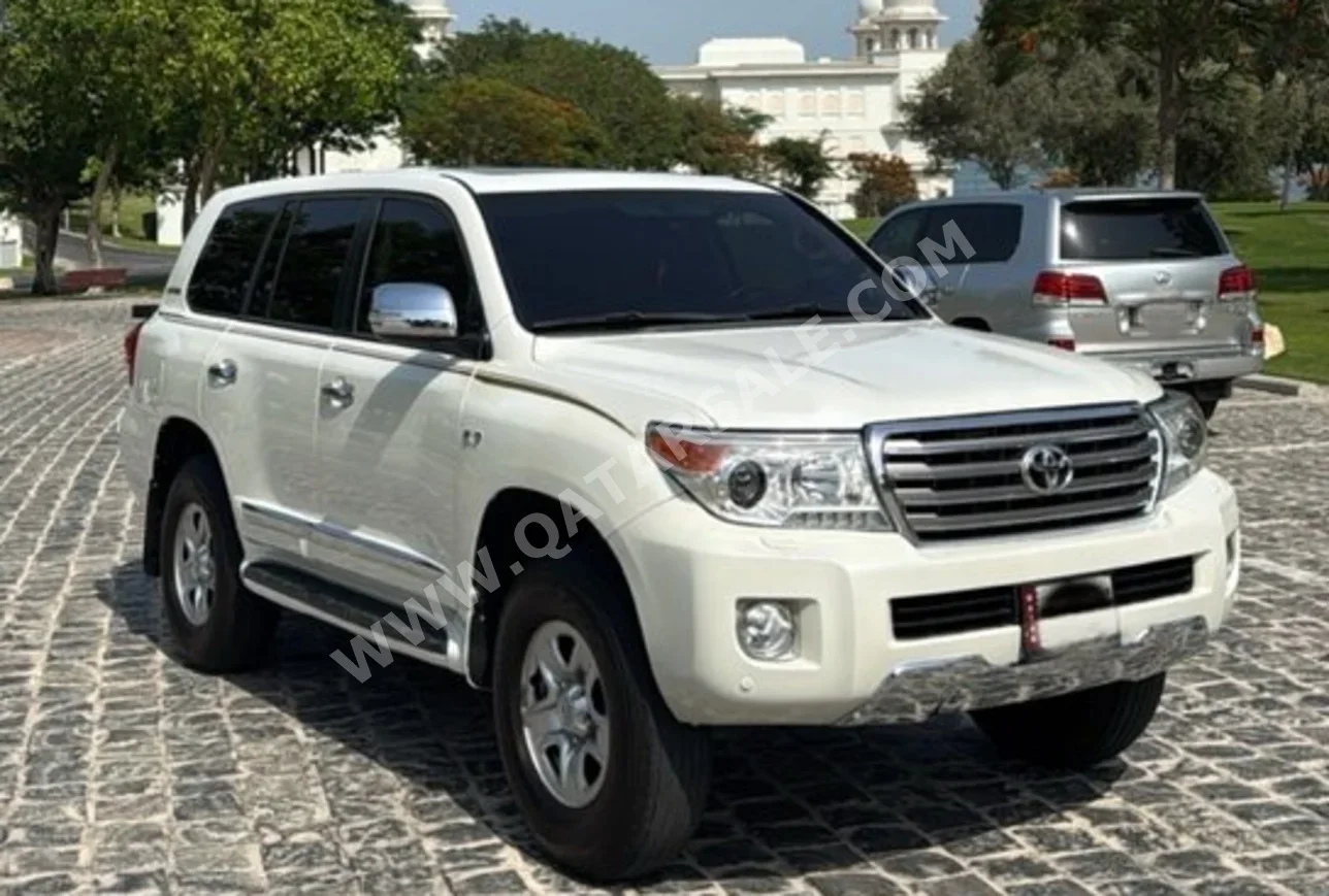 Toyota  Land Cruiser  VXR  2012  Automatic  334,000 Km  8 Cylinder  Four Wheel Drive (4WD)  SUV  White