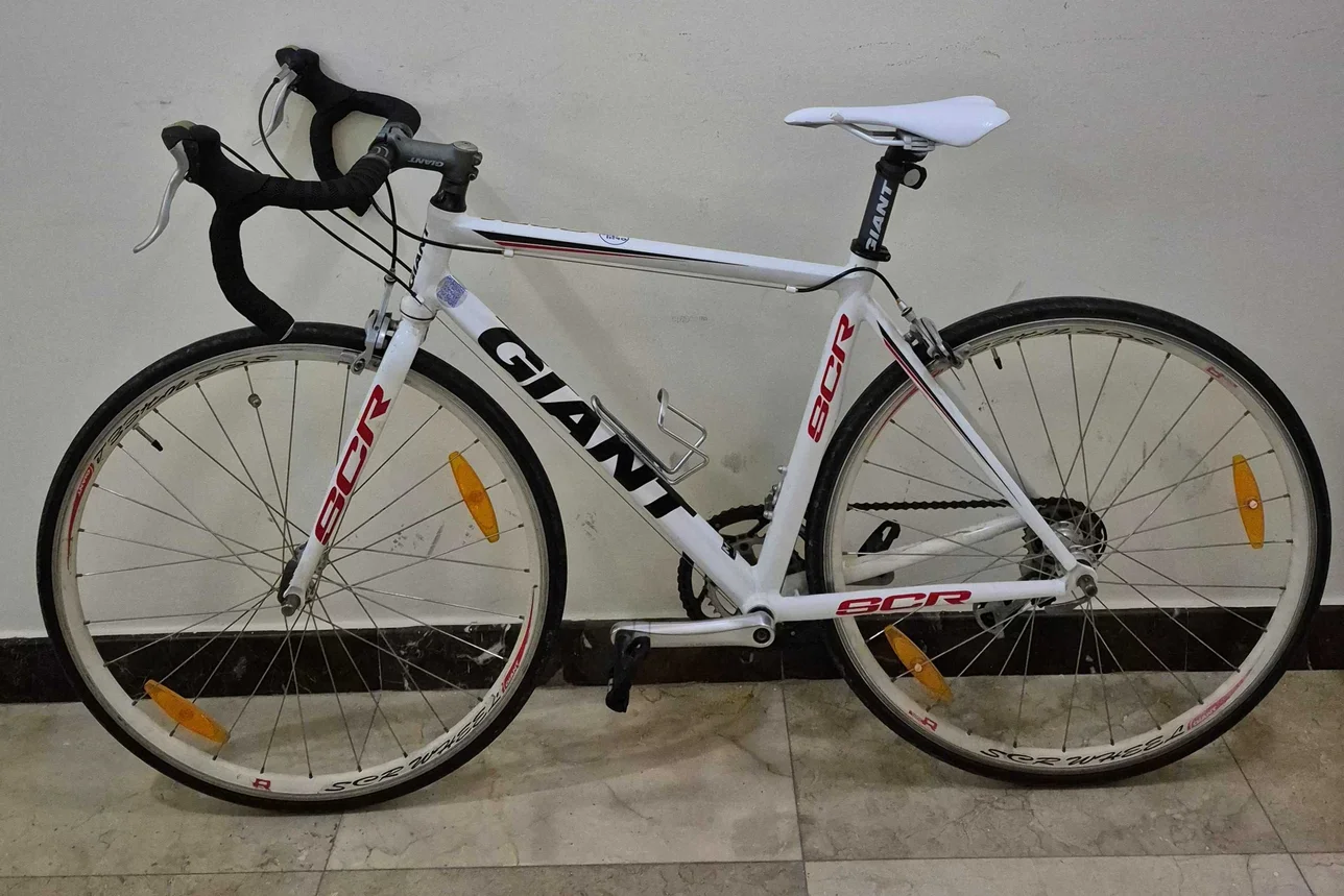 Road Bicycle  - Giant Bike  - Medium (17-18 inch)  - White