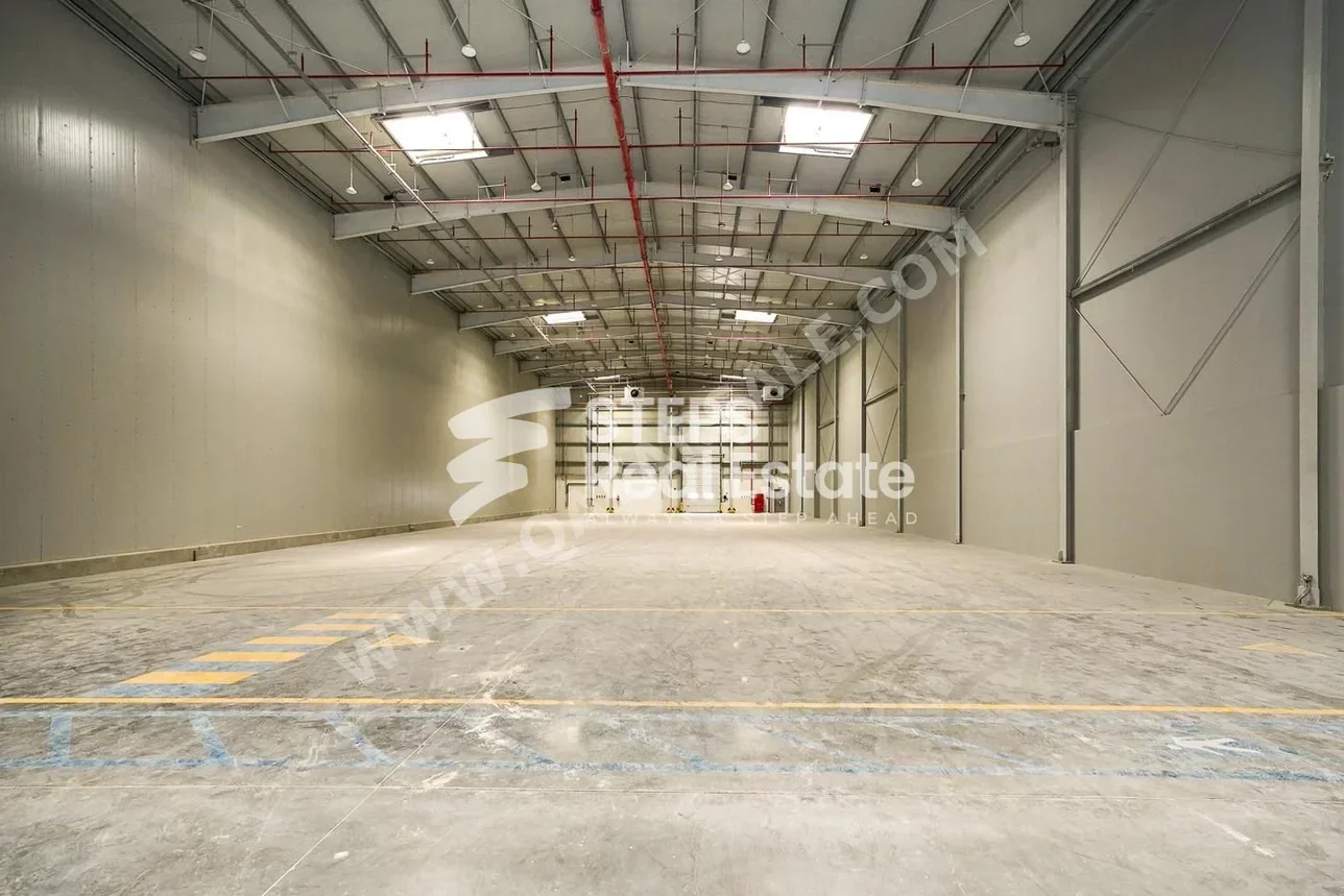 Warehouses & Stores - Umm Salal  - Umm Salal Ali  -Area Size: 2800 Square Meter