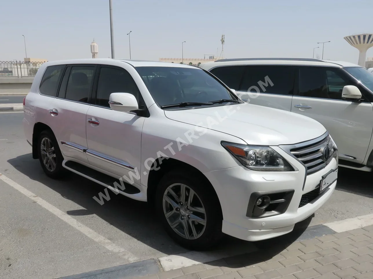 Lexus  LX  570  2013  Automatic  205,000 Km  8 Cylinder  Four Wheel Drive (4WD)  SUV  White