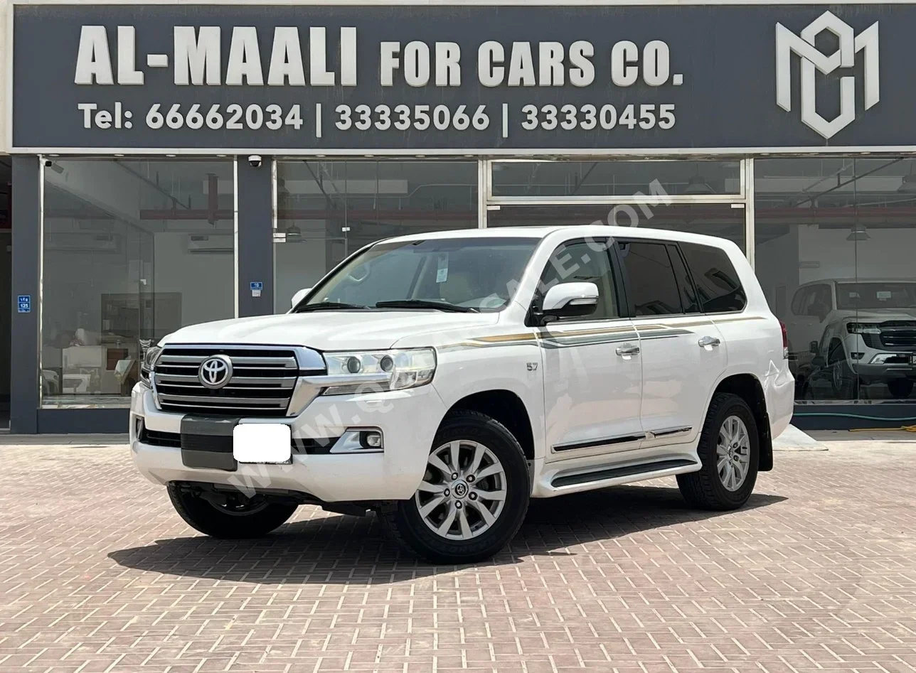 Toyota  Land Cruiser  VXR  2016  Automatic  284,000 Km  8 Cylinder  Four Wheel Drive (4WD)  SUV  White