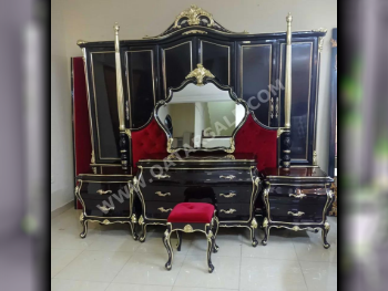 Bedroom Sets - King Bed, Mattress, Bench with 2 Bedside Tables and Table Lamps  - Black