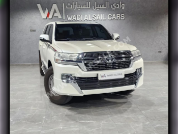 Toyota  Land Cruiser  GXR  2016  Automatic  277,000 Km  8 Cylinder  Four Wheel Drive (4WD)  SUV  White