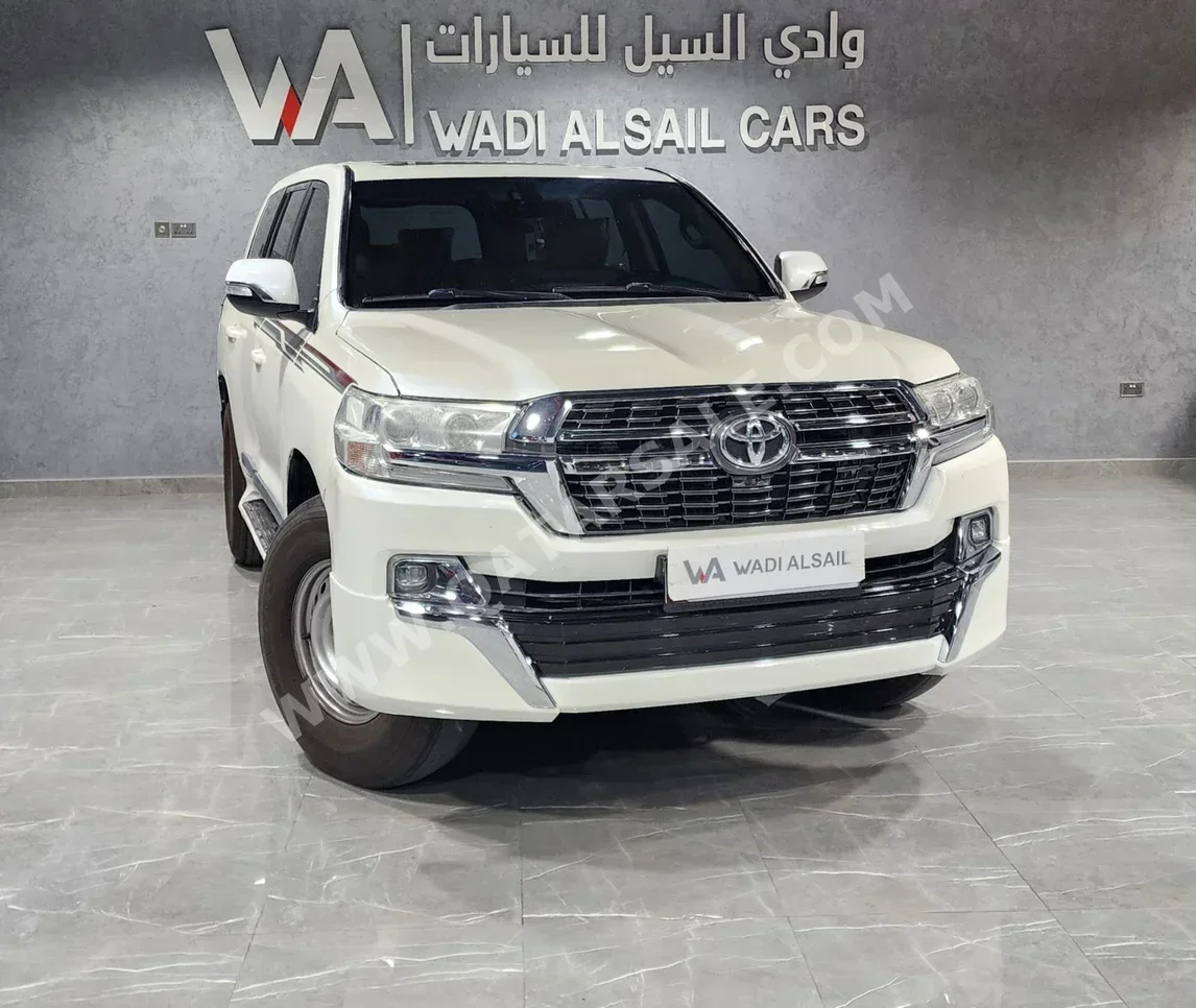 Toyota  Land Cruiser  GXR  2016  Automatic  277,000 Km  8 Cylinder  Four Wheel Drive (4WD)  SUV  White