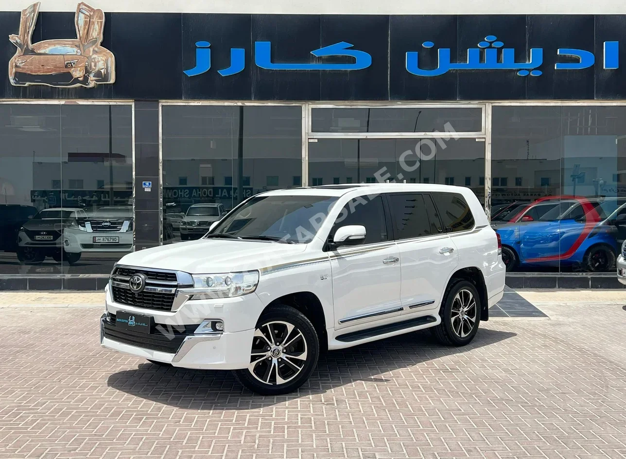 Toyota  Land Cruiser  VXR  2016  Automatic  270,000 Km  8 Cylinder  Four Wheel Drive (4WD)  SUV  White