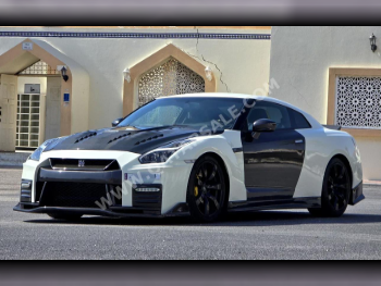 Nissan  GT-R  Nismo  2009  Automatic  90,000 Km  8 Cylinder  Rear Wheel Drive (RWD)  Coupe / Sport  White and Black