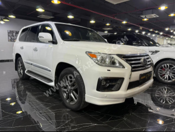 Lexus  LX  570  2015  Automatic  211,000 Km  8 Cylinder  Four Wheel Drive (4WD)  SUV  White