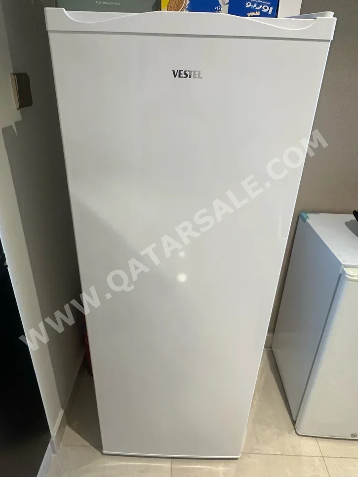 مجمدات أبيض  2020  v  ديك رومي  145 سانتيمتر  57 سانتيمتر  53 سانتيمتر  اتوماتيك / فروست فري \  351-400 لتر  جانبي