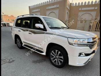 Toyota  Land Cruiser  VXS  2016  Automatic  143,000 Km  8 Cylinder  Four Wheel Drive (4WD)  SUV  White