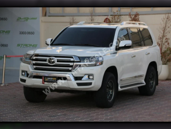 Toyota  Land Cruiser  GXR White Edition  2017  Automatic  165,000 Km  8 Cylinder  Four Wheel Drive (4WD)  SUV  Pearl
