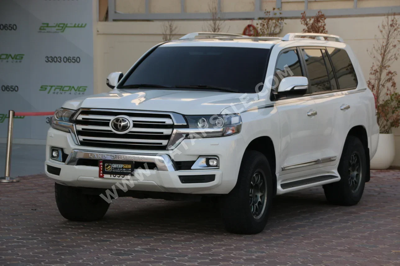 Toyota  Land Cruiser  GXR White Edition  2017  Automatic  165,000 Km  8 Cylinder  Four Wheel Drive (4WD)  SUV  Pearl