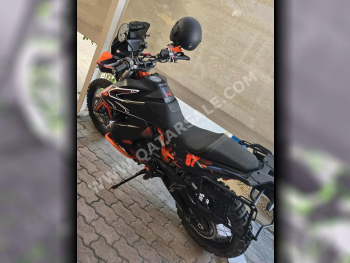 كيه تي ام  790 ادفنتشر ار -  2020 - اللون برتقالي و اسود