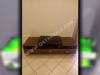 الطاولات والخزائن الجانبية وحدات التلفزيون و الوسائط  - بنى