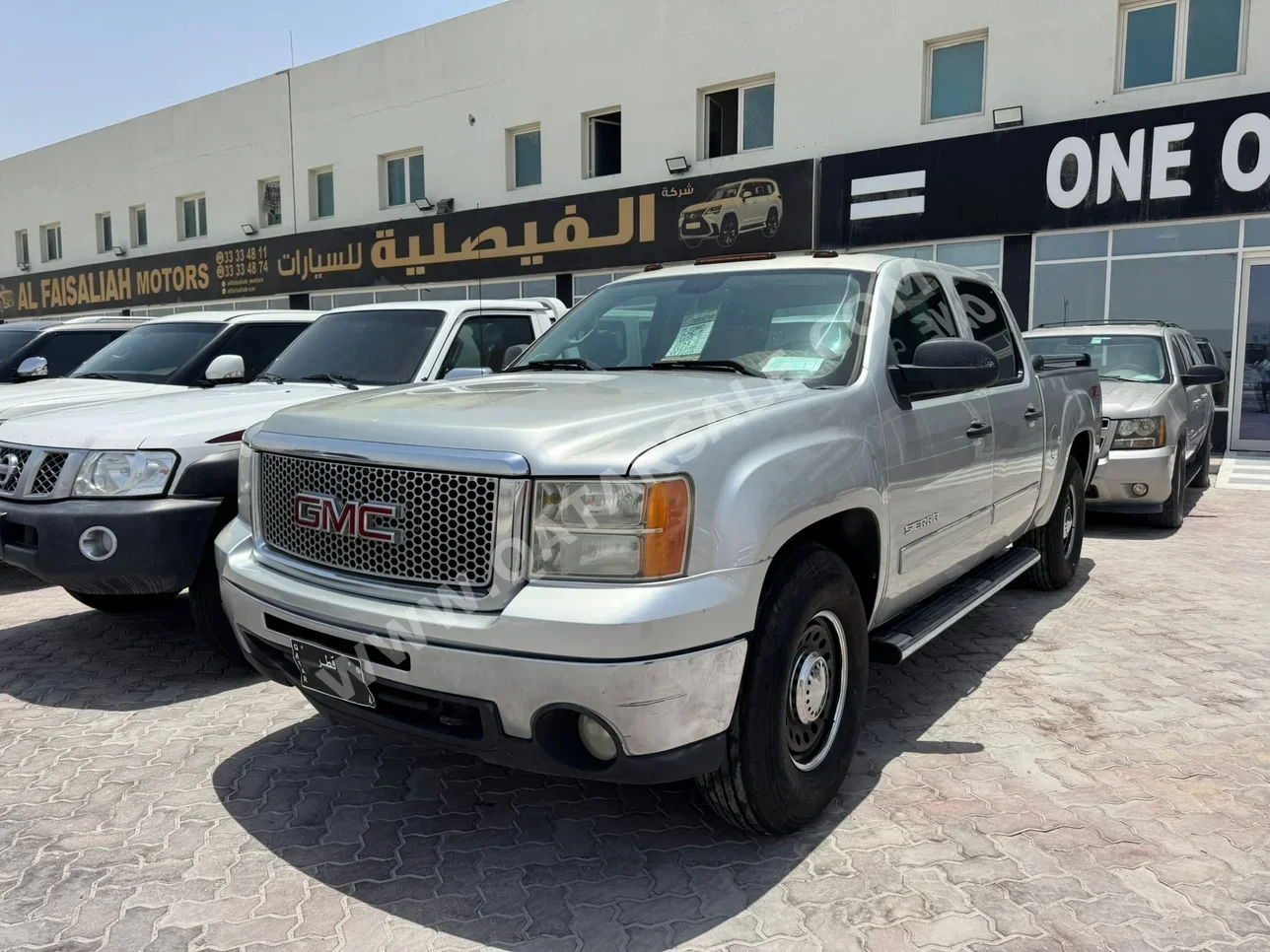 GMC  Sierra  SLE  2010  Automatic  242,000 Km  8 Cylinder  Four Wheel Drive (4WD)  Pick Up  Silver