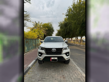 Toyota  Fortuner  2024  Automatic  26,000 Km  6 Cylinder  Four Wheel Drive (4WD)  SUV  White  With Warranty