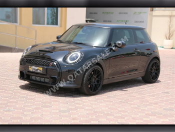 Mini  Cooper  S  2024  Automatic  30,000 Km  4 Cylinder  Front Wheel Drive (FWD)  Hatchback  Black  With Warranty