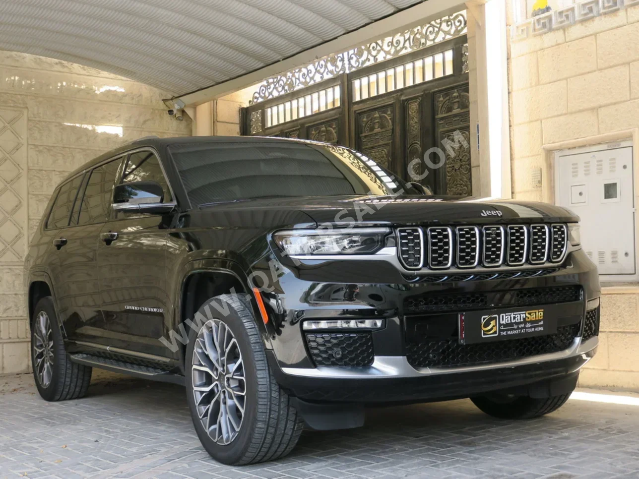 Jeep  Grand Cherokee  Summit  2023  Automatic  22,000 Km  8 Cylinder  Four Wheel Drive (4WD)  SUV  Black  With Warranty