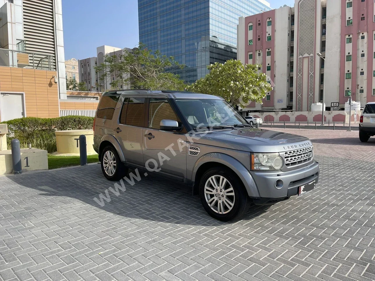 Land Rover  LR4  SE  2012  Automatic  202,000 Km  8 Cylinder  Four Wheel Drive (4WD)  SUV  Gray
