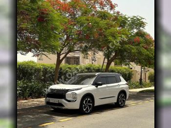 Mitsubishi  Outlander  PL  2024  Automatic  22,000 Km  4 Cylinder  All Wheel Drive (AWD)  SUV  White  With Warranty