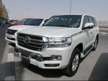 Toyota  Land Cruiser  GXR  2016  Automatic  240,000 Km  8 Cylinder  Four Wheel Drive (4WD)  SUV  White