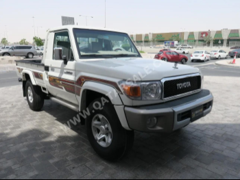 Toyota  Land Cruiser  LX  2016  Manual  239,000 Km  6 Cylinder  Four Wheel Drive (4WD)  Pick Up  White