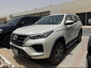 Toyota  Fortuner  2022  Automatic  52,000 Km  4 Cylinder  Four Wheel Drive (4WD)  SUV  White