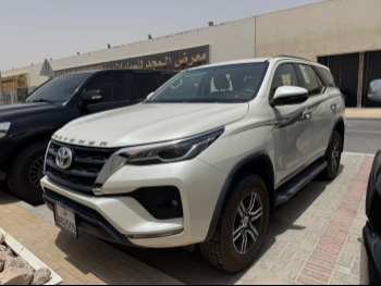 Toyota  Fortuner  2022  Automatic  52,000 Km  6 Cylinder  Four Wheel Drive (4WD)  SUV  White