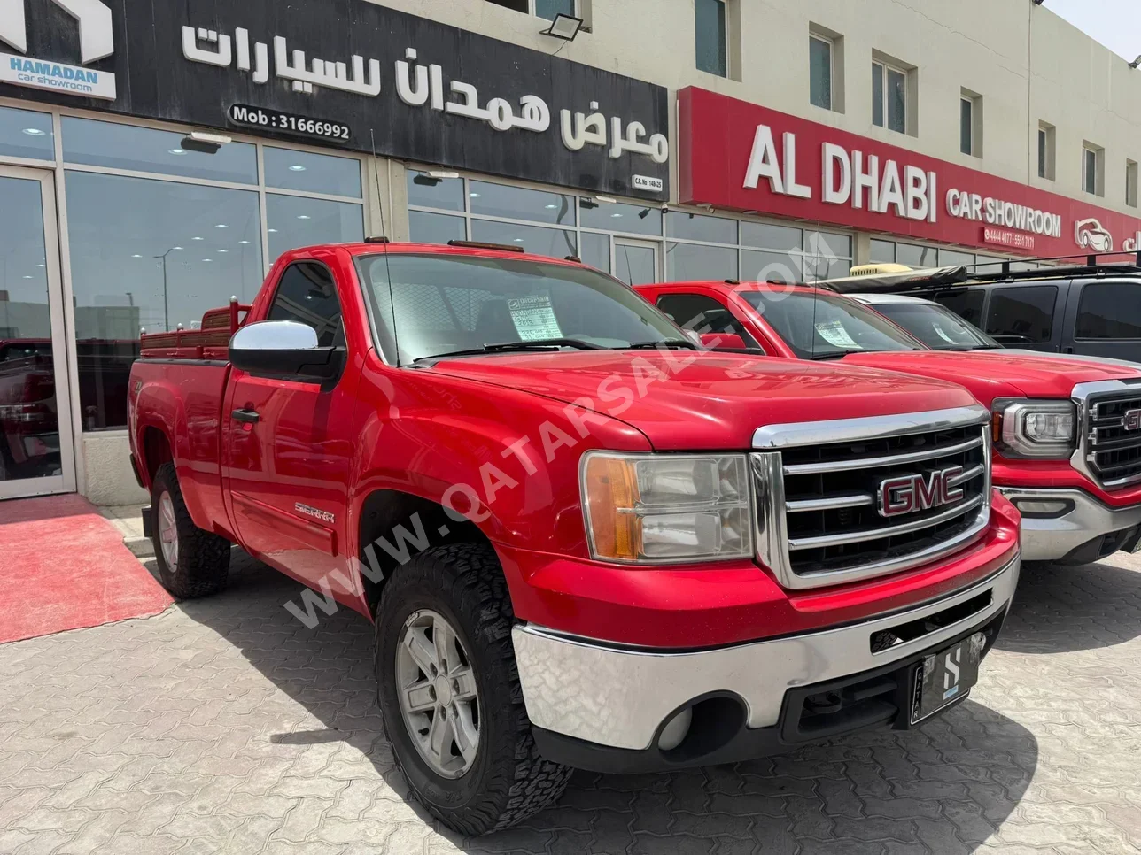 GMC  Sierra  SLE  2013  Automatic  226,000 Km  8 Cylinder  Four Wheel Drive (4WD)  Pick Up  Red