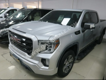 GMC  Sierra  2019  Automatic  111,000 Km  8 Cylinder  Four Wheel Drive (4WD)  Pick Up  Silver