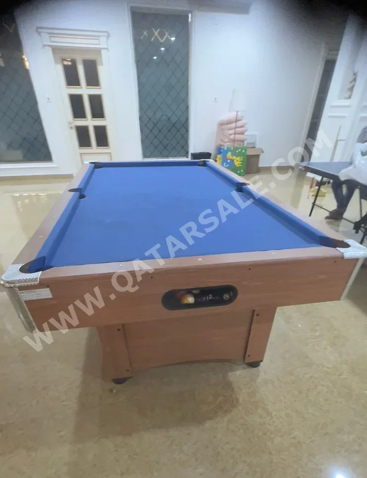 أزرق وبيج  طاولة بلياردو