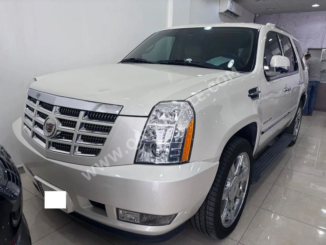 Cadillac  Escalade  ESV  2014  Automatic  176,000 Km  8 Cylinder  Four Wheel Drive (4WD)  SUV  White