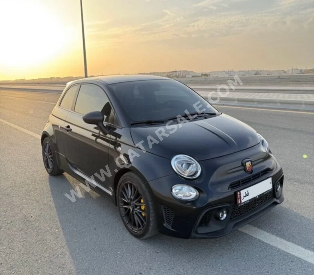 فيات 695 ابارث 2023 اوتوماتيك 27,000 كم 4 سلندر سحب امامي هاتشباك أسود تحت الضمان